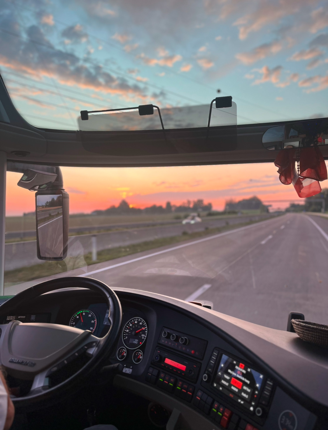 Sonnenaufgang im Bus 